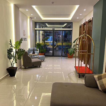 Sky Hotel Акаба Екстериор снимка