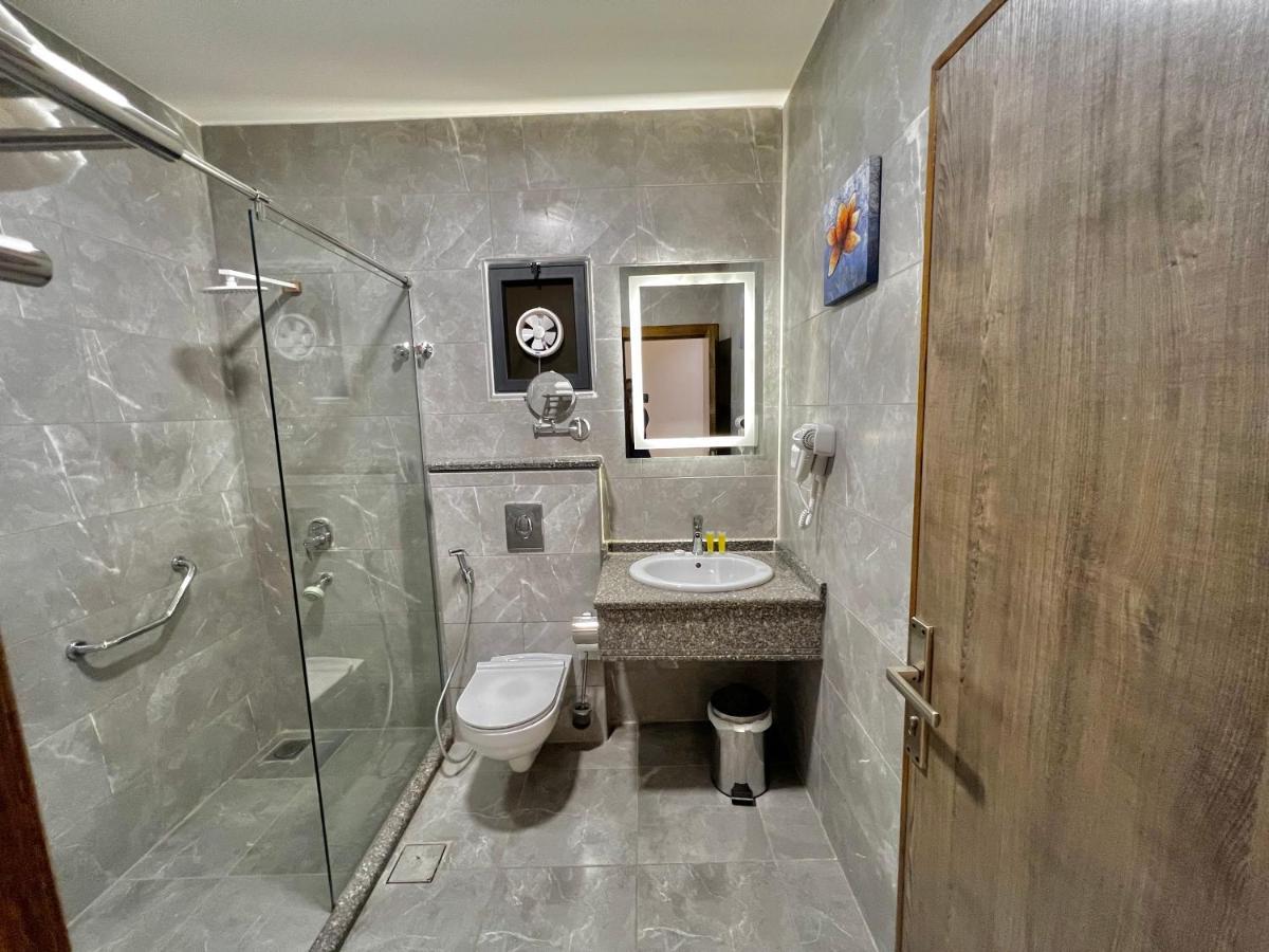 Sky Hotel Акаба Екстериор снимка