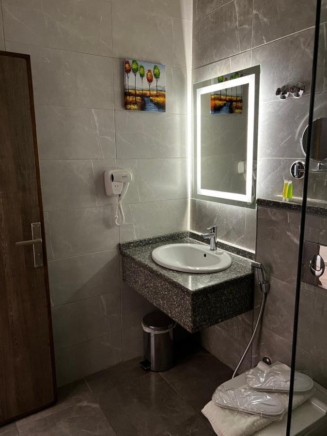 Sky Hotel Акаба Екстериор снимка