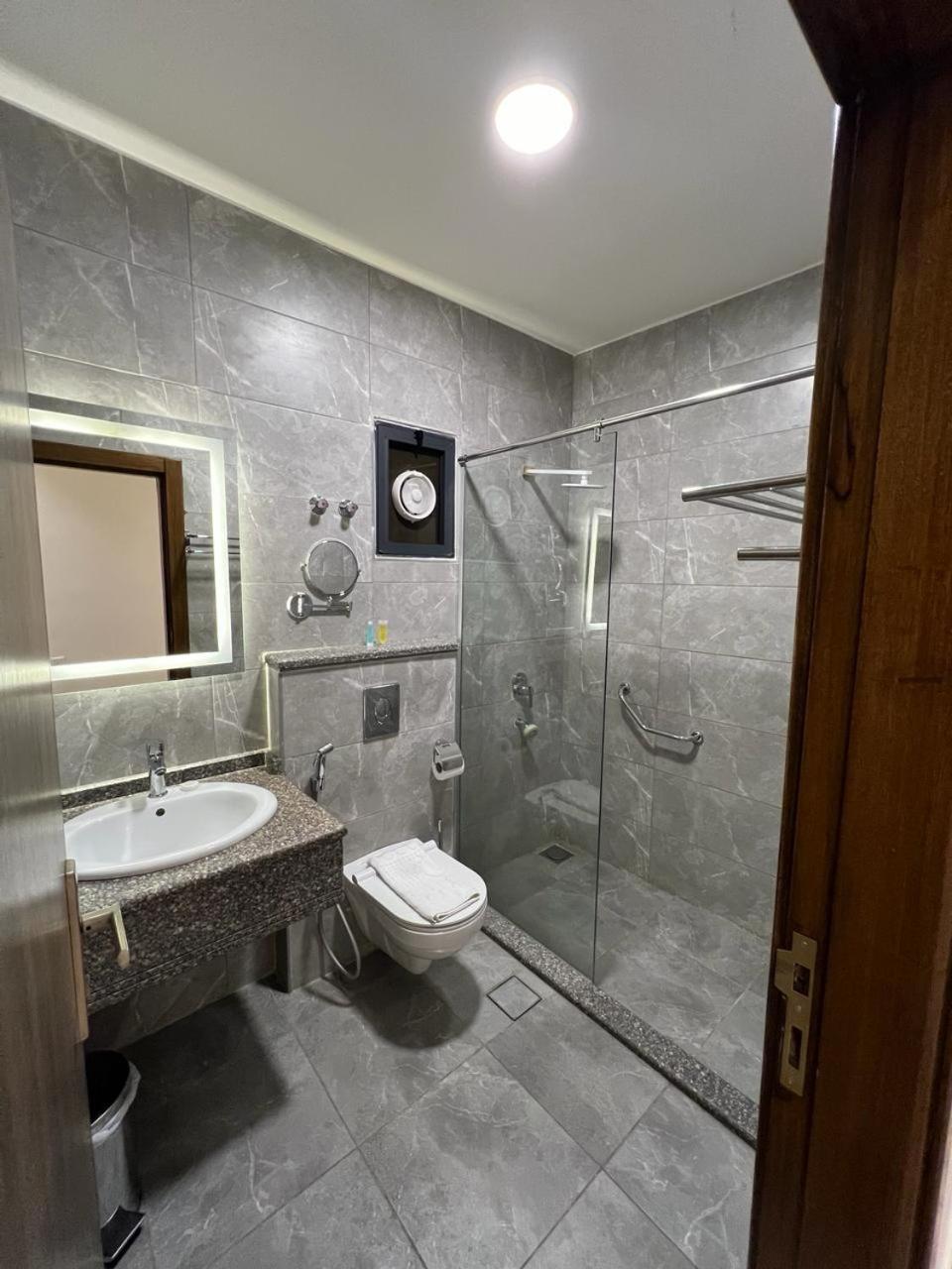 Sky Hotel Акаба Екстериор снимка