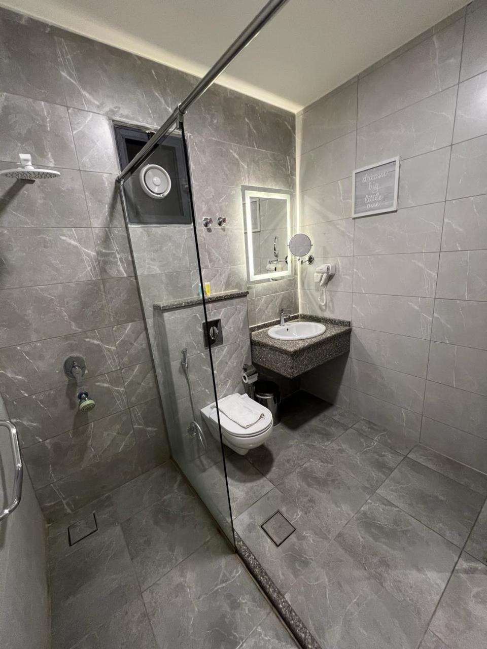 Sky Hotel Акаба Екстериор снимка