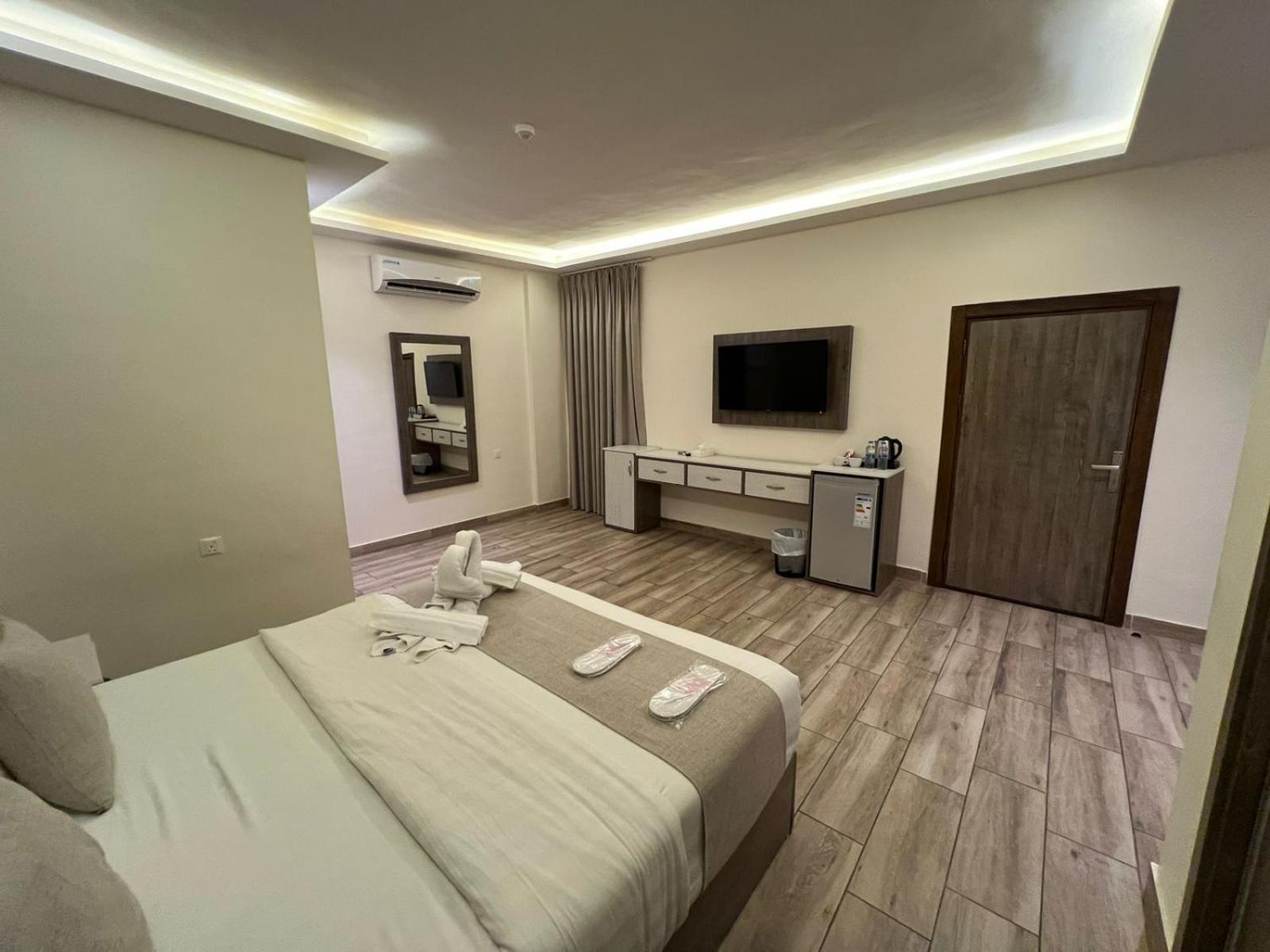 Sky Hotel Акаба Екстериор снимка