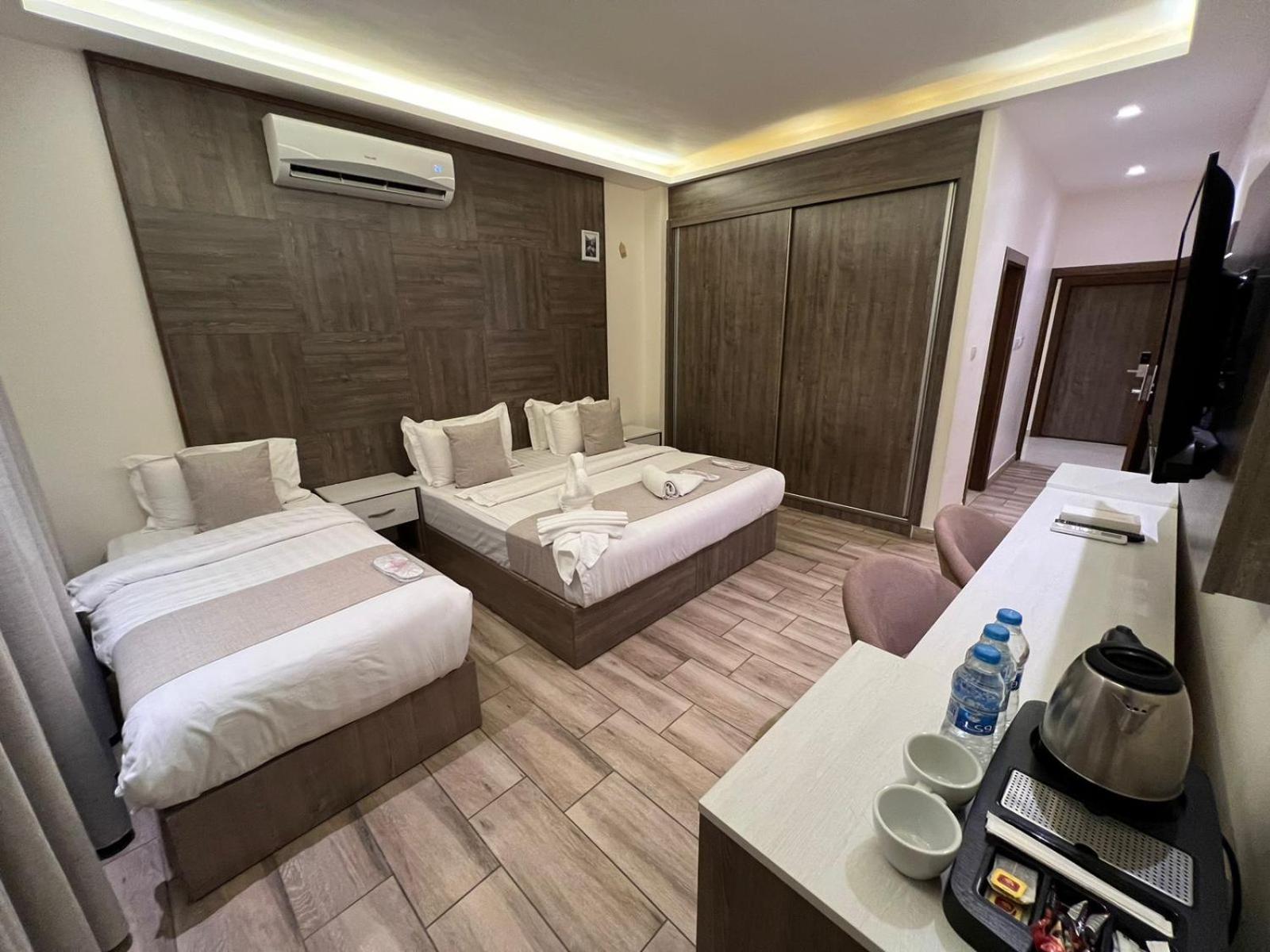 Sky Hotel Акаба Екстериор снимка
