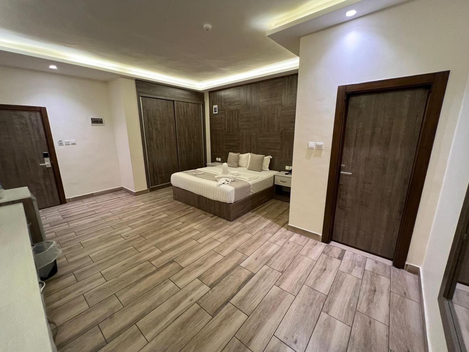 Sky Hotel Акаба Екстериор снимка