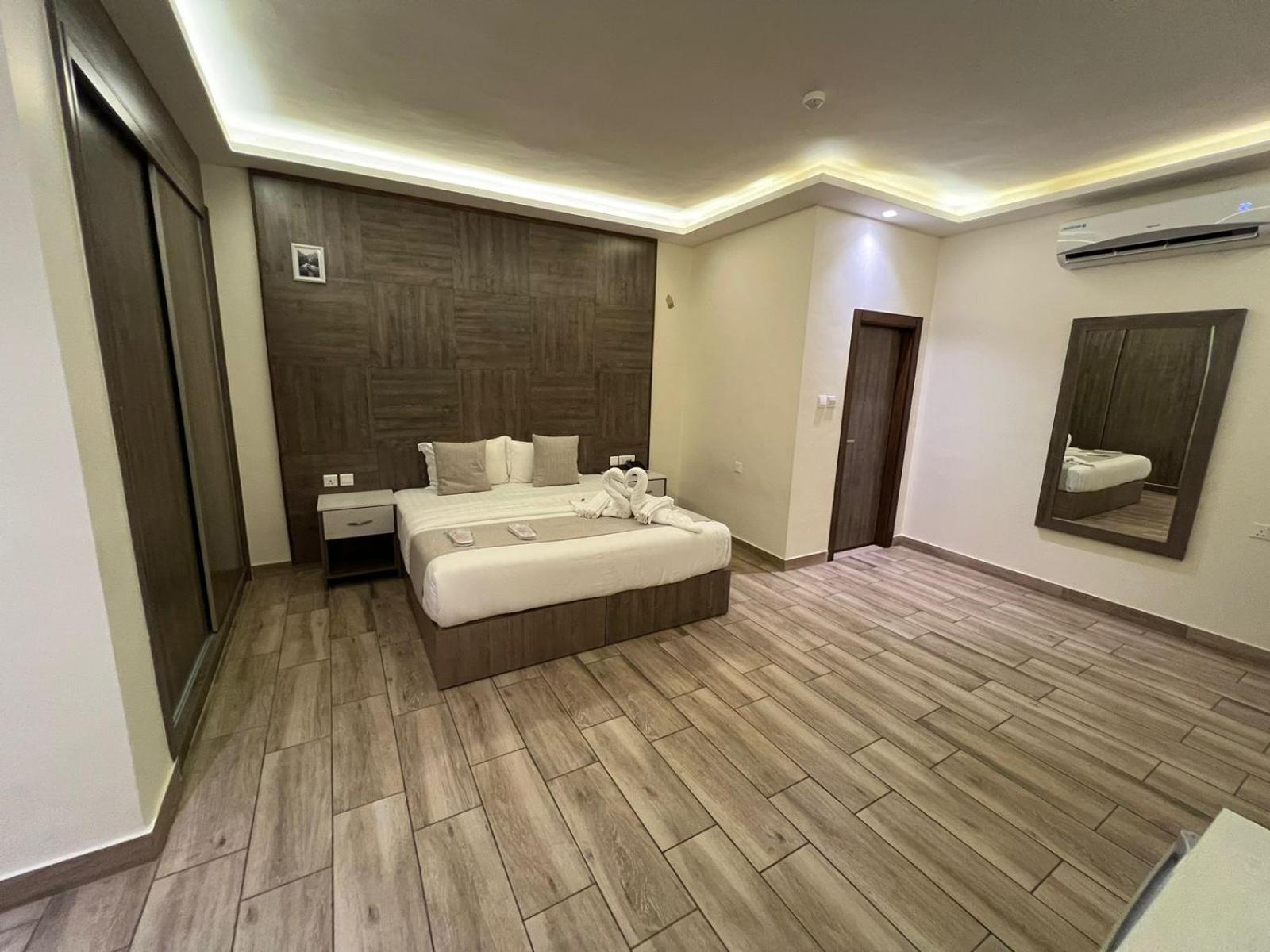Sky Hotel Акаба Екстериор снимка