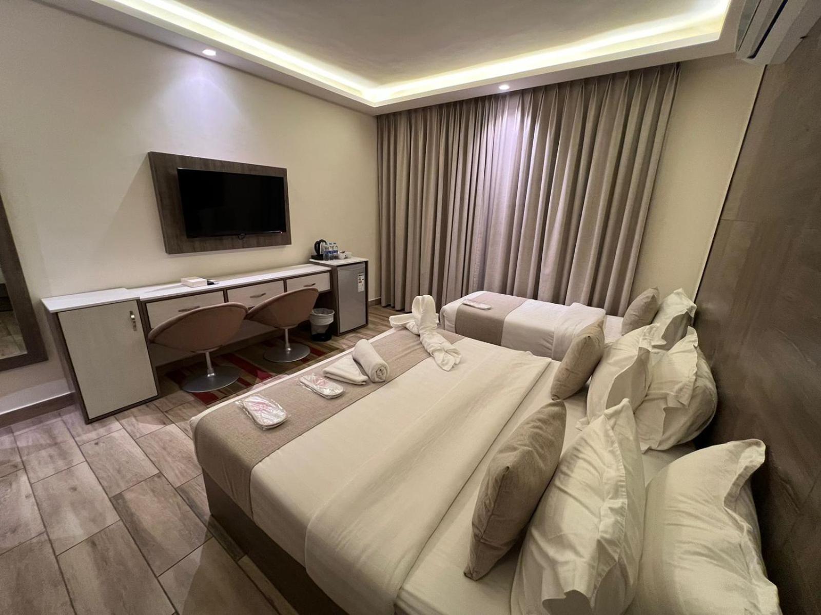Sky Hotel Акаба Екстериор снимка