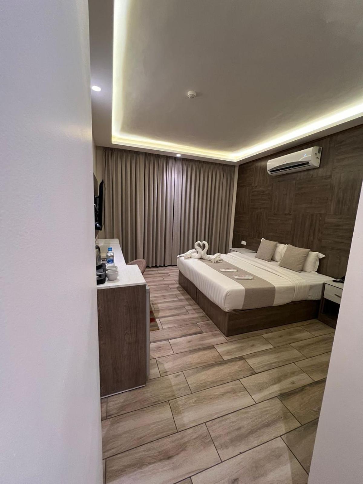 Sky Hotel Акаба Екстериор снимка