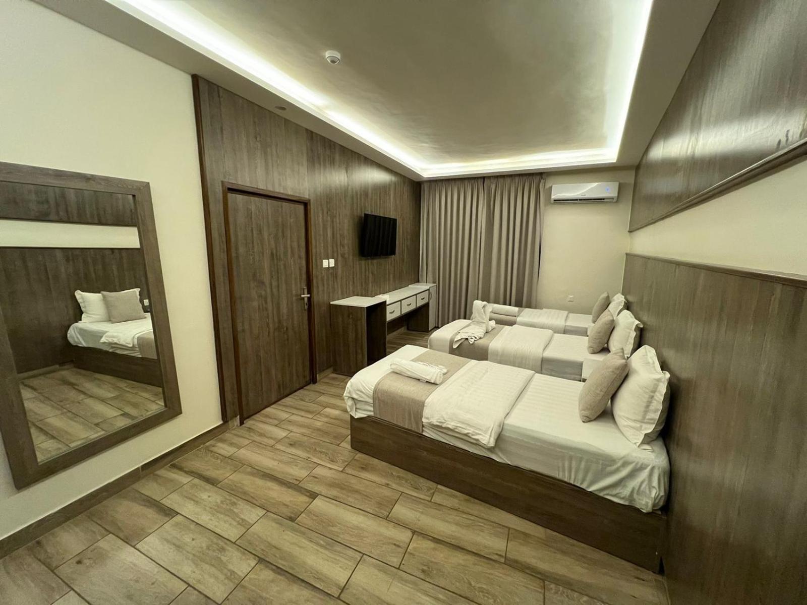 Sky Hotel Акаба Екстериор снимка